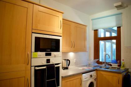 2 Bedroom House with Views of Arthurs Seat - image 4